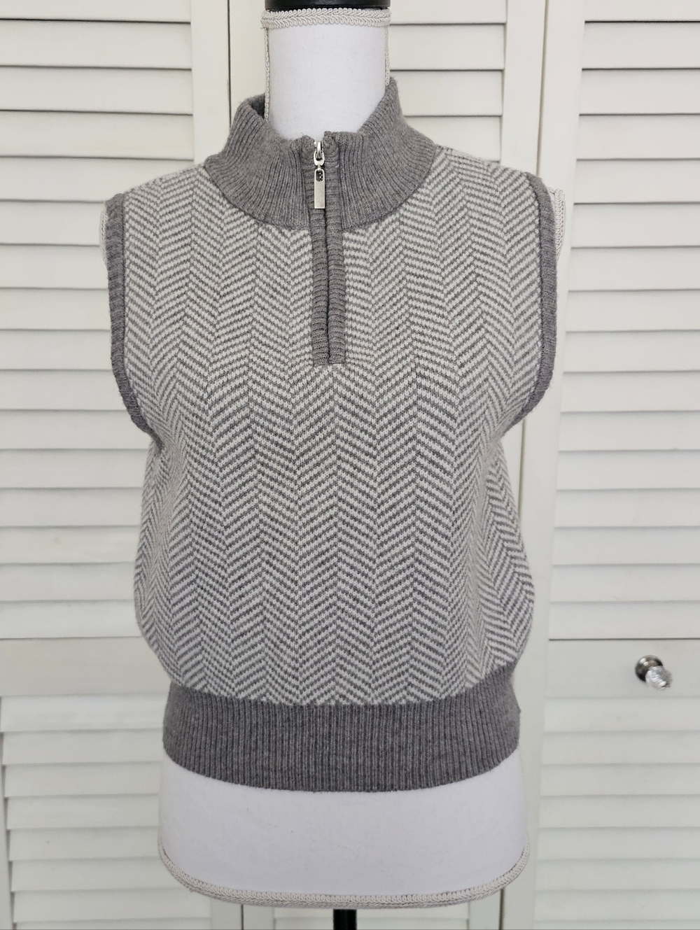 Sincerely Jules Sweater Vest Size S Gray White Herringbone Cropped Quarter Zip